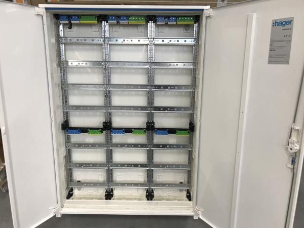 Hager Verteilerschrank mit 3x Verteiler ZU37KS, ZB33S